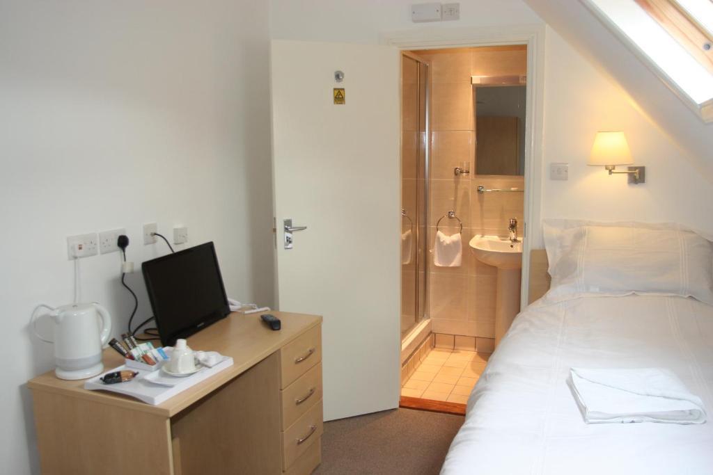 Clifton Lodge Hotel High Wycombe Room photo